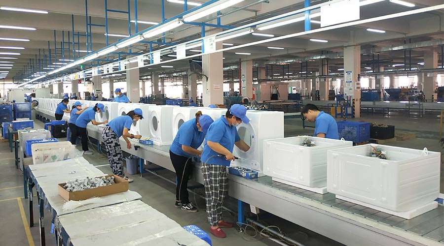 高效率！員工們忙碌地開展巴西客戶的衣物烘干機生產(chǎn)工作