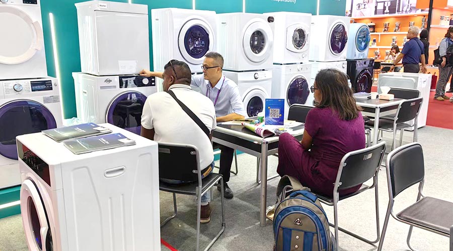 廣交會參展第一天！金環(huán)電器吸引國內(nèi)外客戶參觀交流